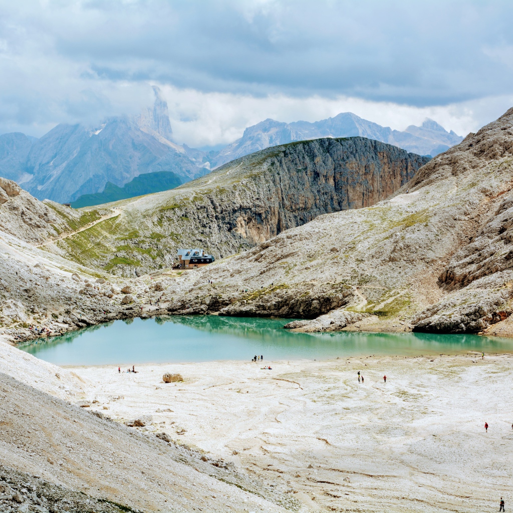 Маленькое голубое озеро в горах