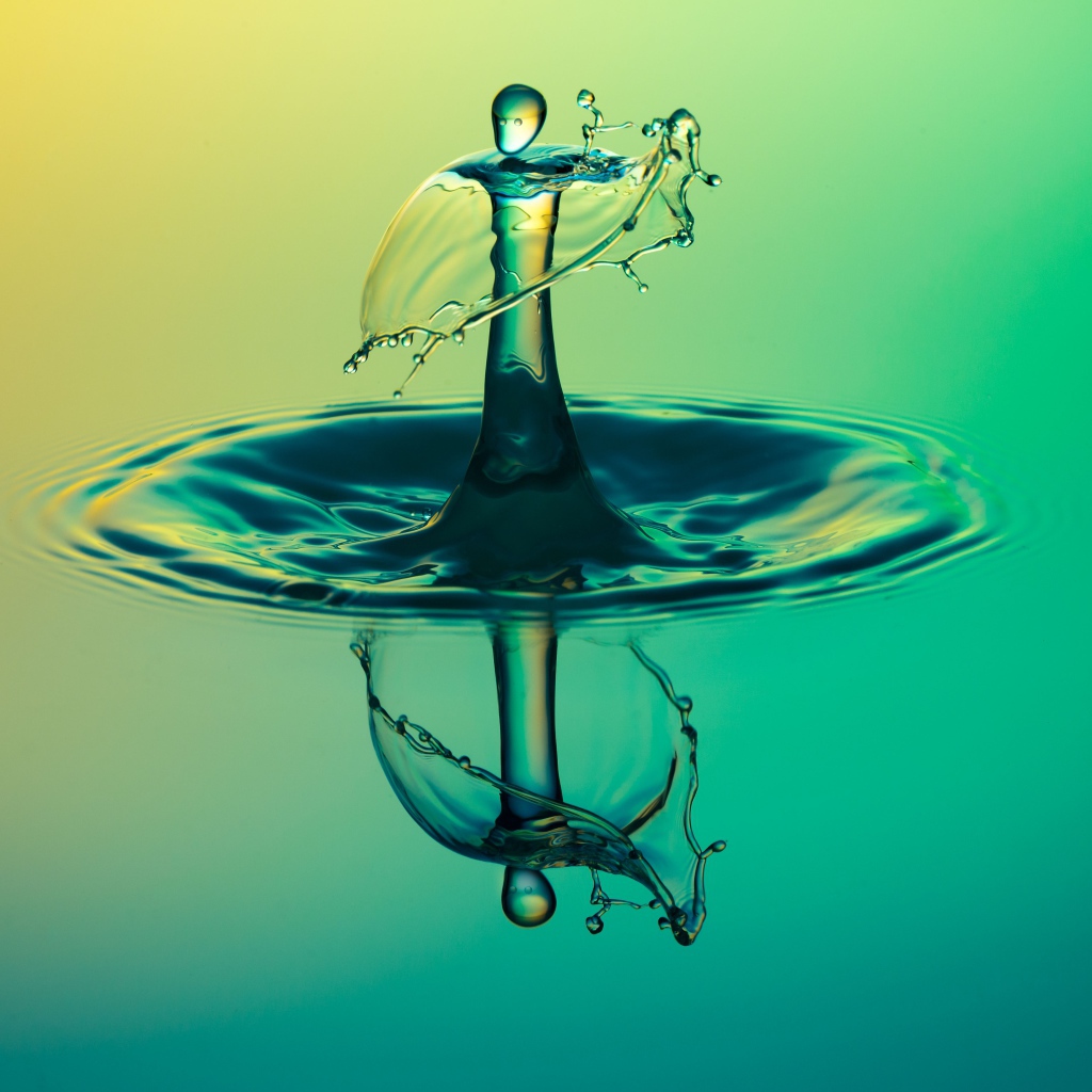 След от капли воды отражается в голубой поверхности 