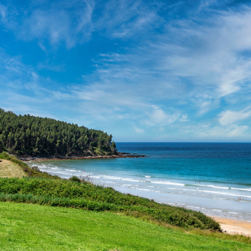 Красивое голубое небо с белыми облаками над морем 