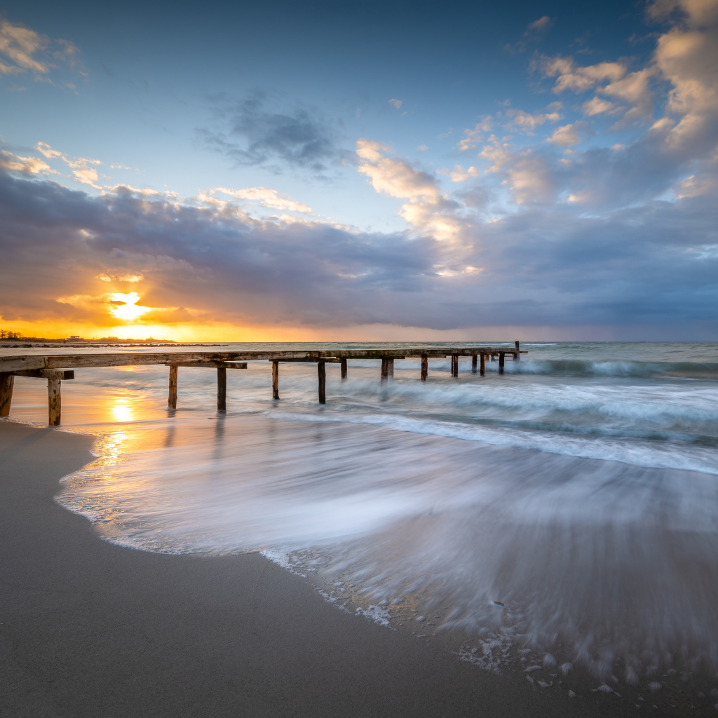 Красивые спокойные морские волны на закате