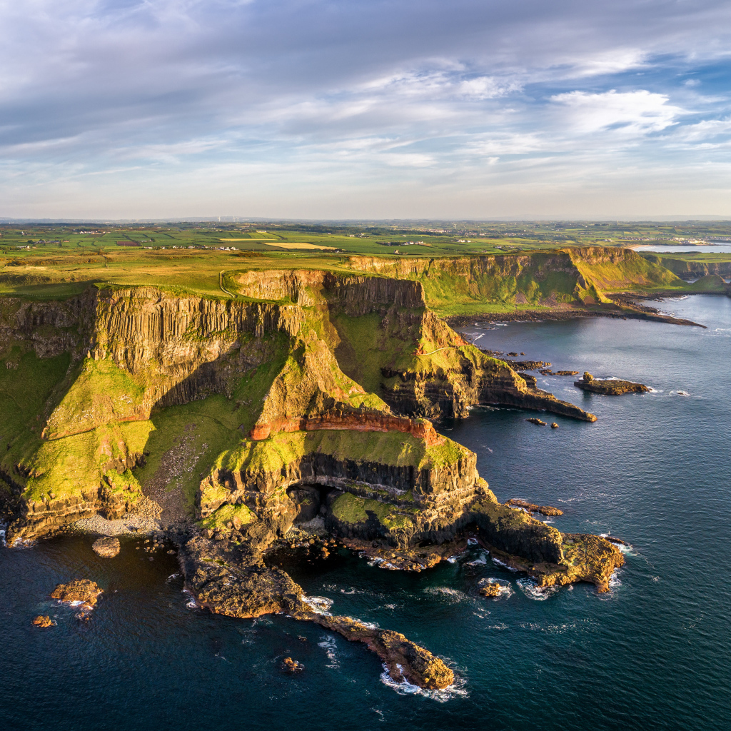 Красивый вид на зеленый утес у моря, Великобритания