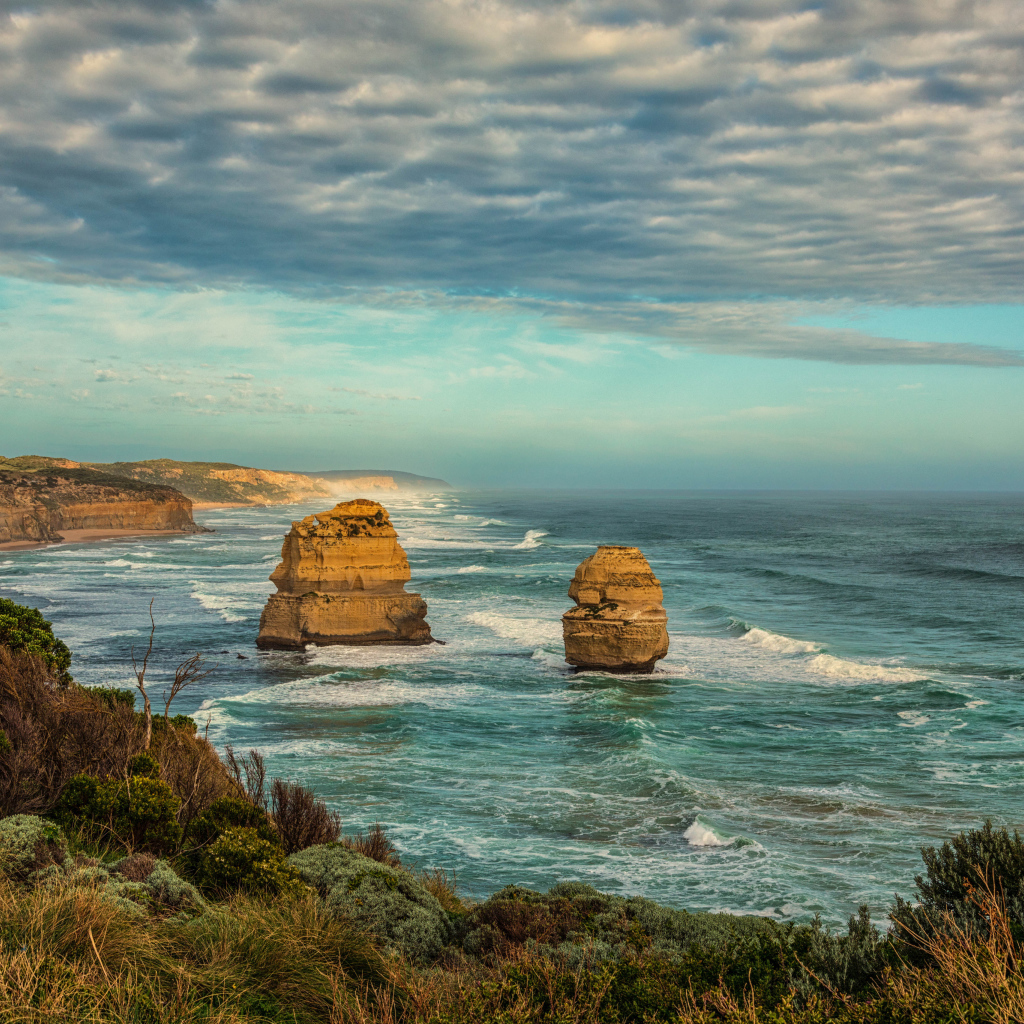 Красивый вид на скалистую береговую линию океана
