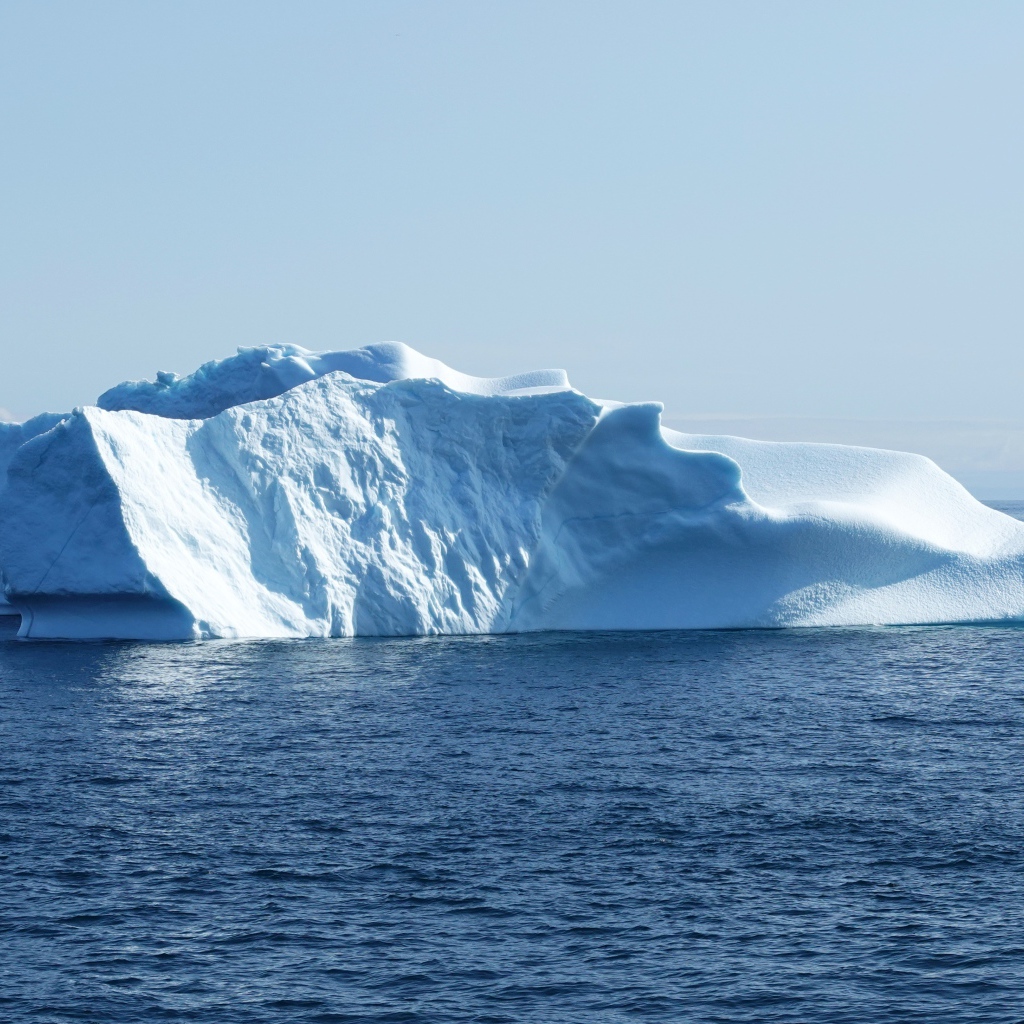 Большой айсберг в тихом холодном море 