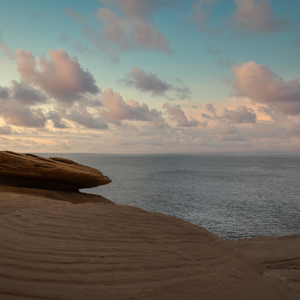 Большой камень на берегу моря 