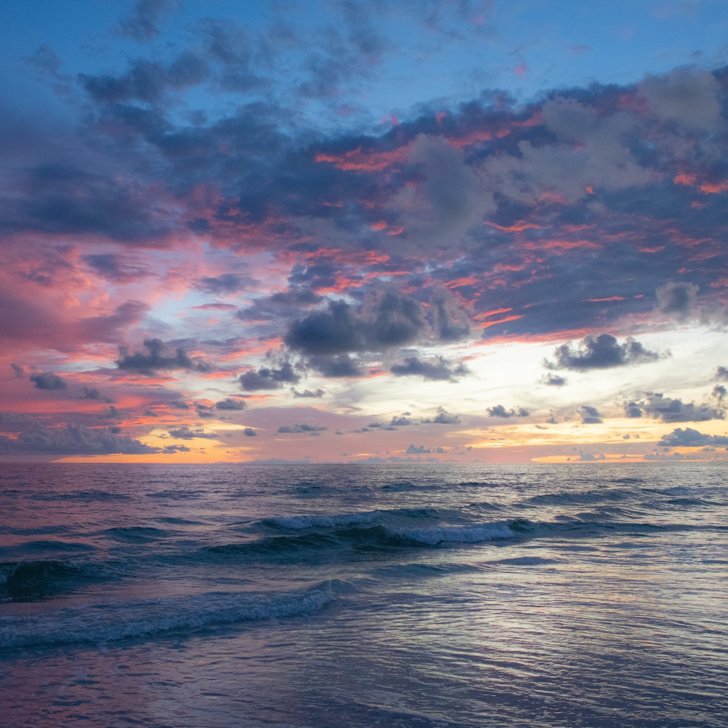 Спокойные морские волны в море на закате 