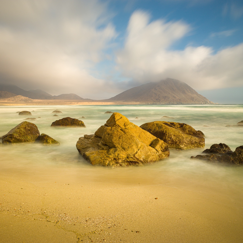 Большие валуны на берегу моря в океане 
