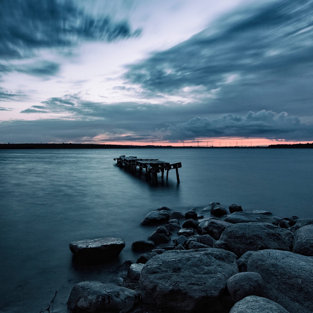 Большие камни на берегу у моря в сумерках 