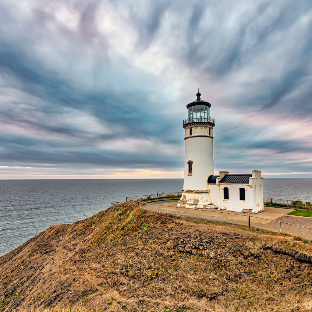 Маяк на берегу моря под красивым небом 