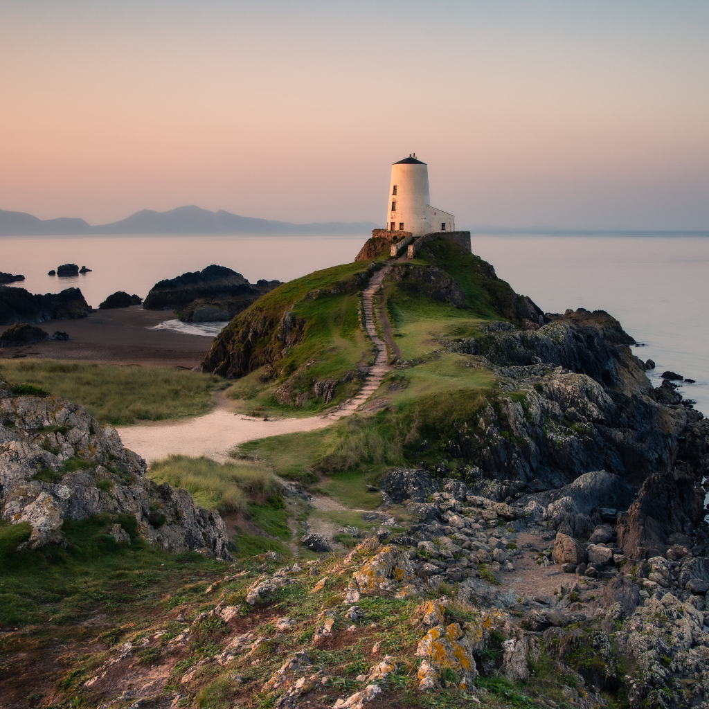 Маяк на краю утеса у моря, Великобритания 