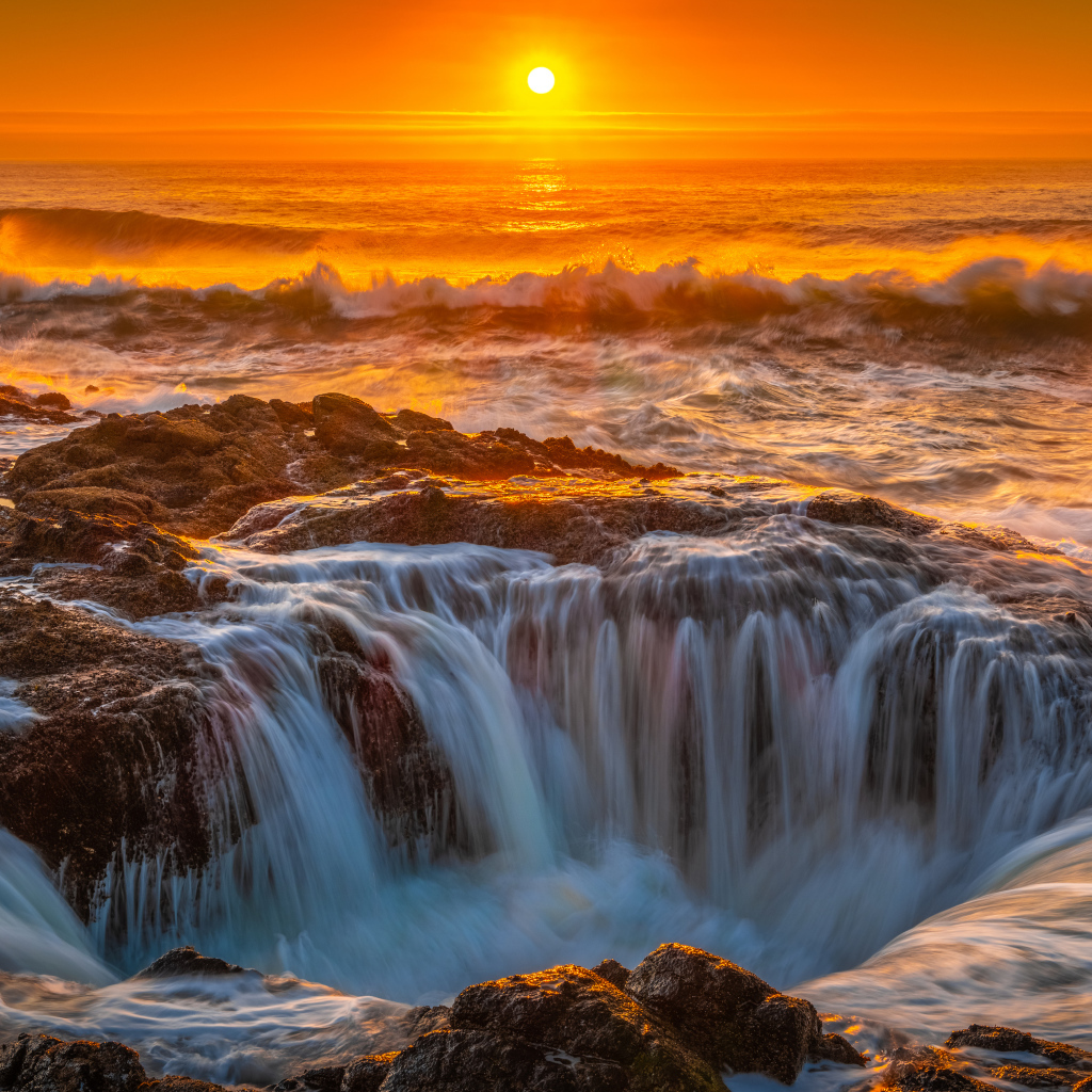 Вода океана стекает в дыру на закате солнца
