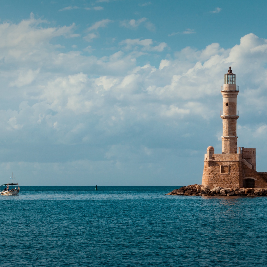 Старый красивый маяк на склоне у моря