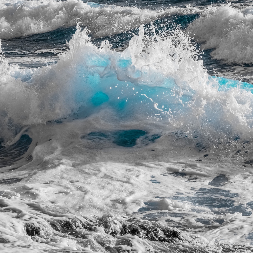 Бушующие морские волны с белой пеной 