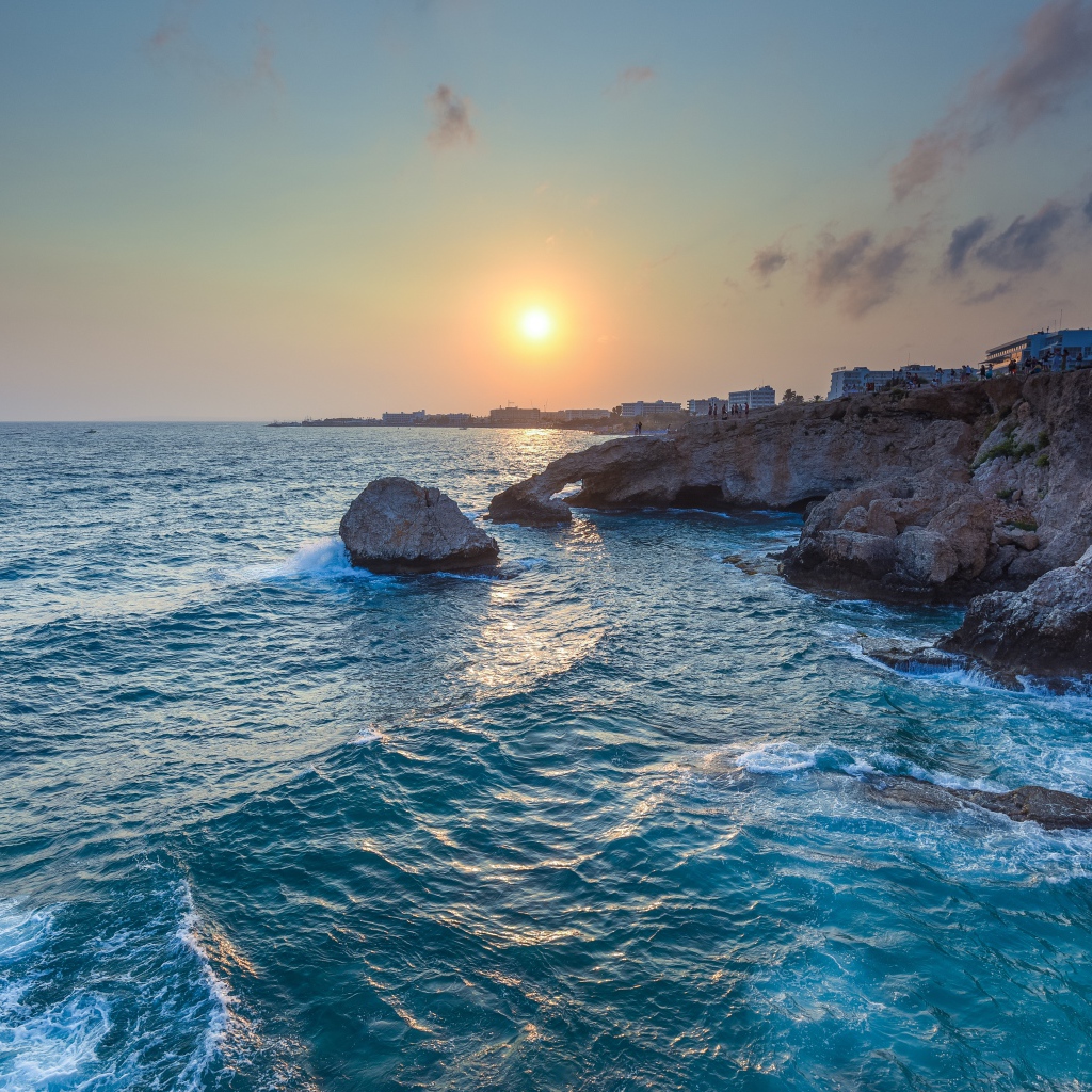 Морской прилив на закате солнца 