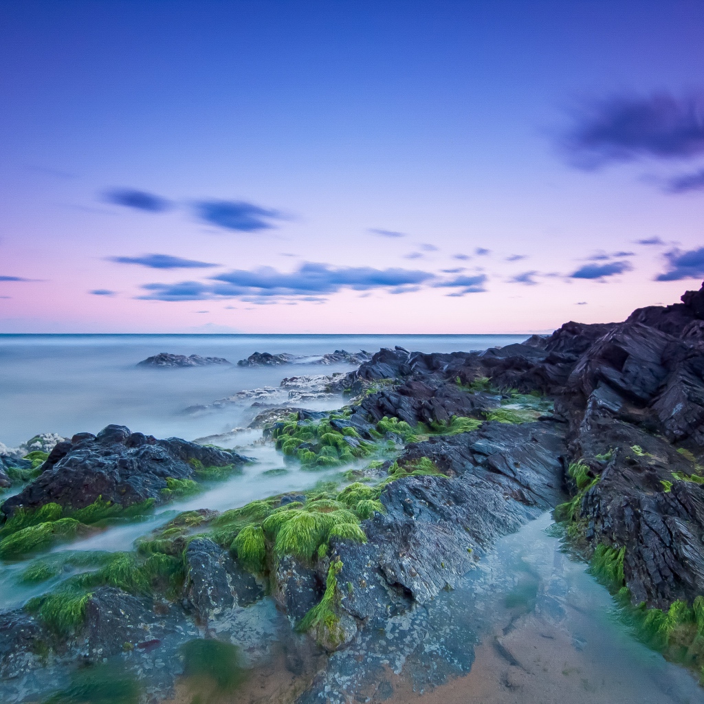 Камни на берегу моря в сумерках