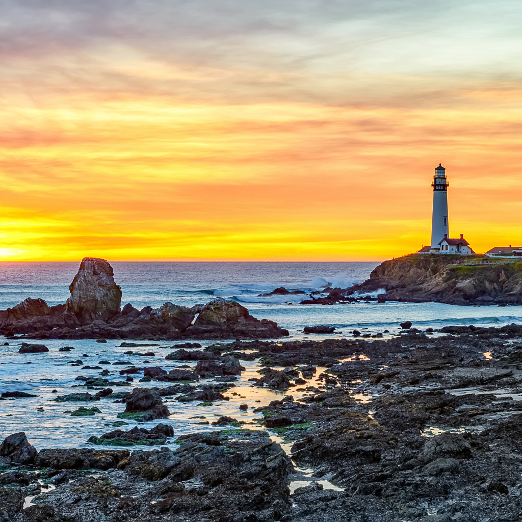 Камни на берегу моря на закате солнца