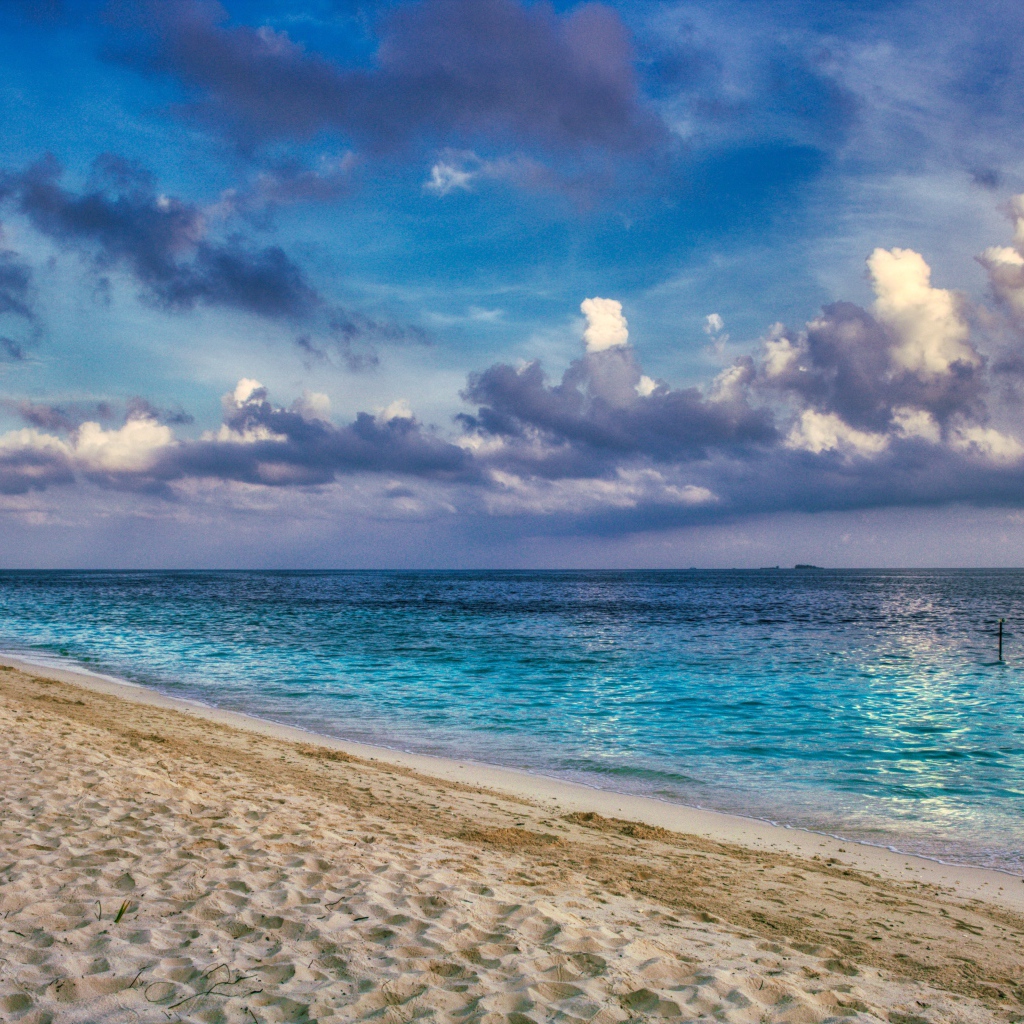 Густые облака над спокойной морской водой