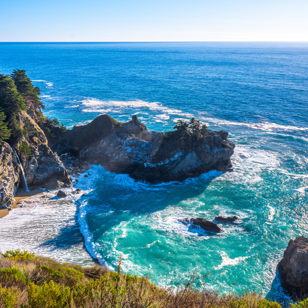 Вид на голубой океан и скалы, США 