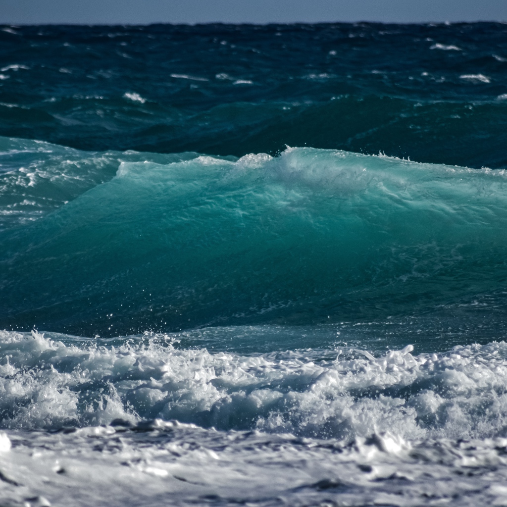 Волны с белой пеной поднимаются в море