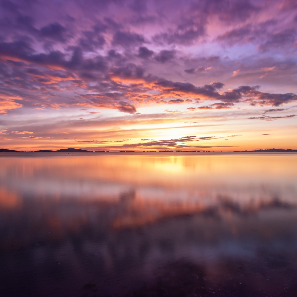 Красивый сиреневый закат над озером 
