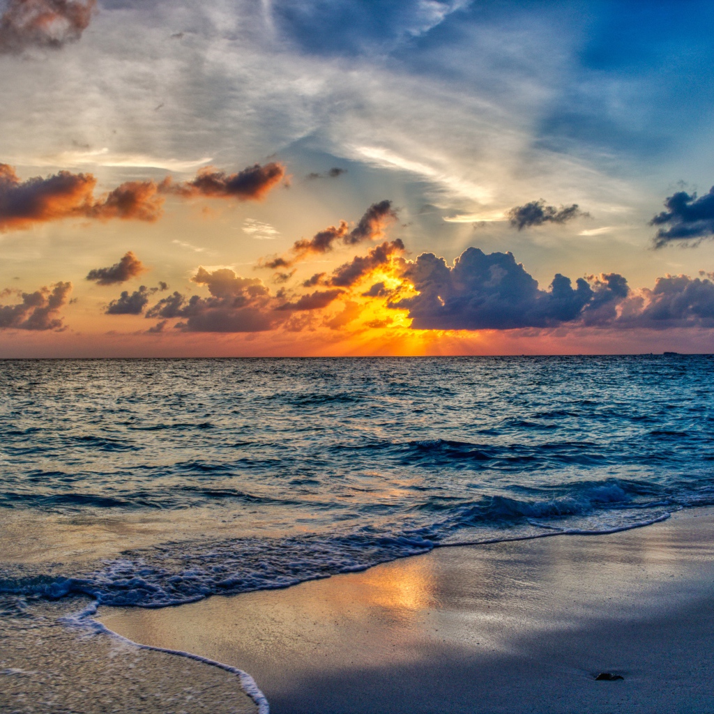 Красивый летний закат солнца над спокойным морем