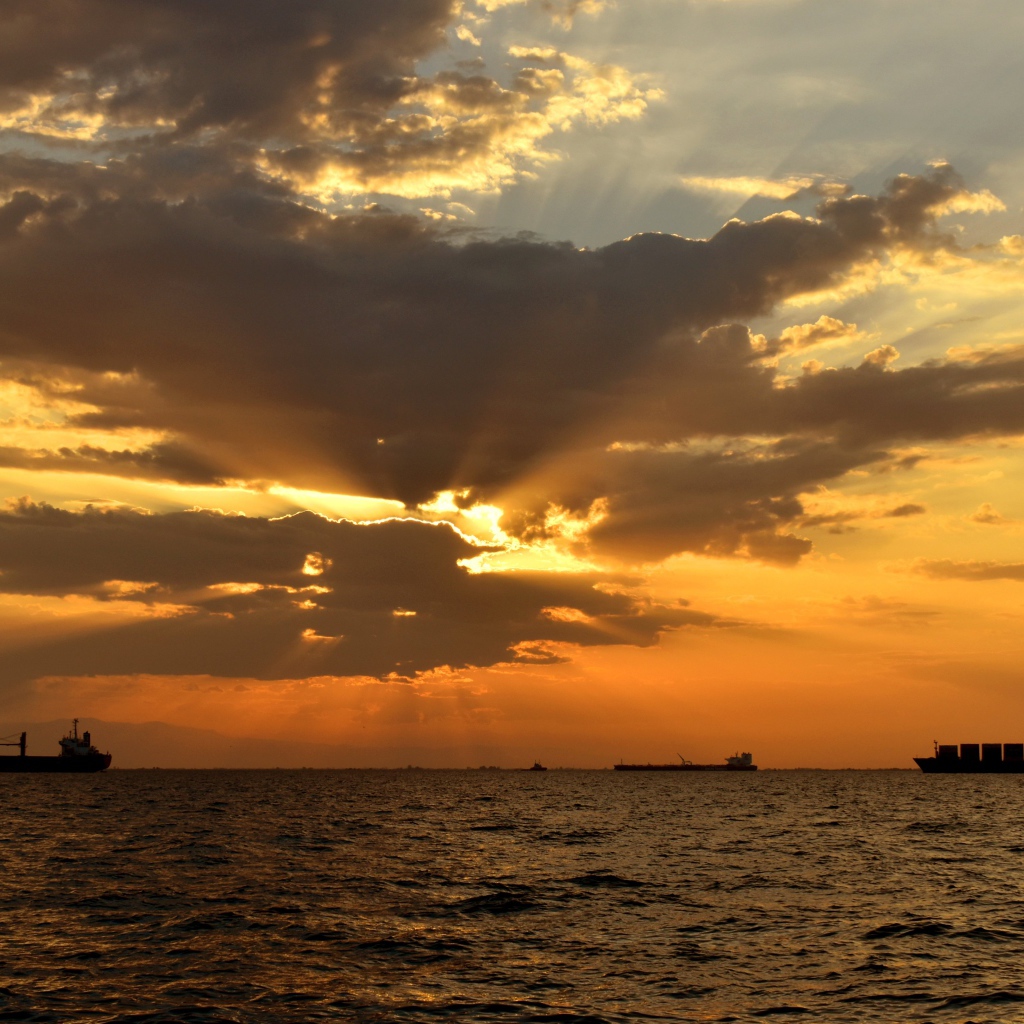 Красивый закат солнца в облаках над морем 