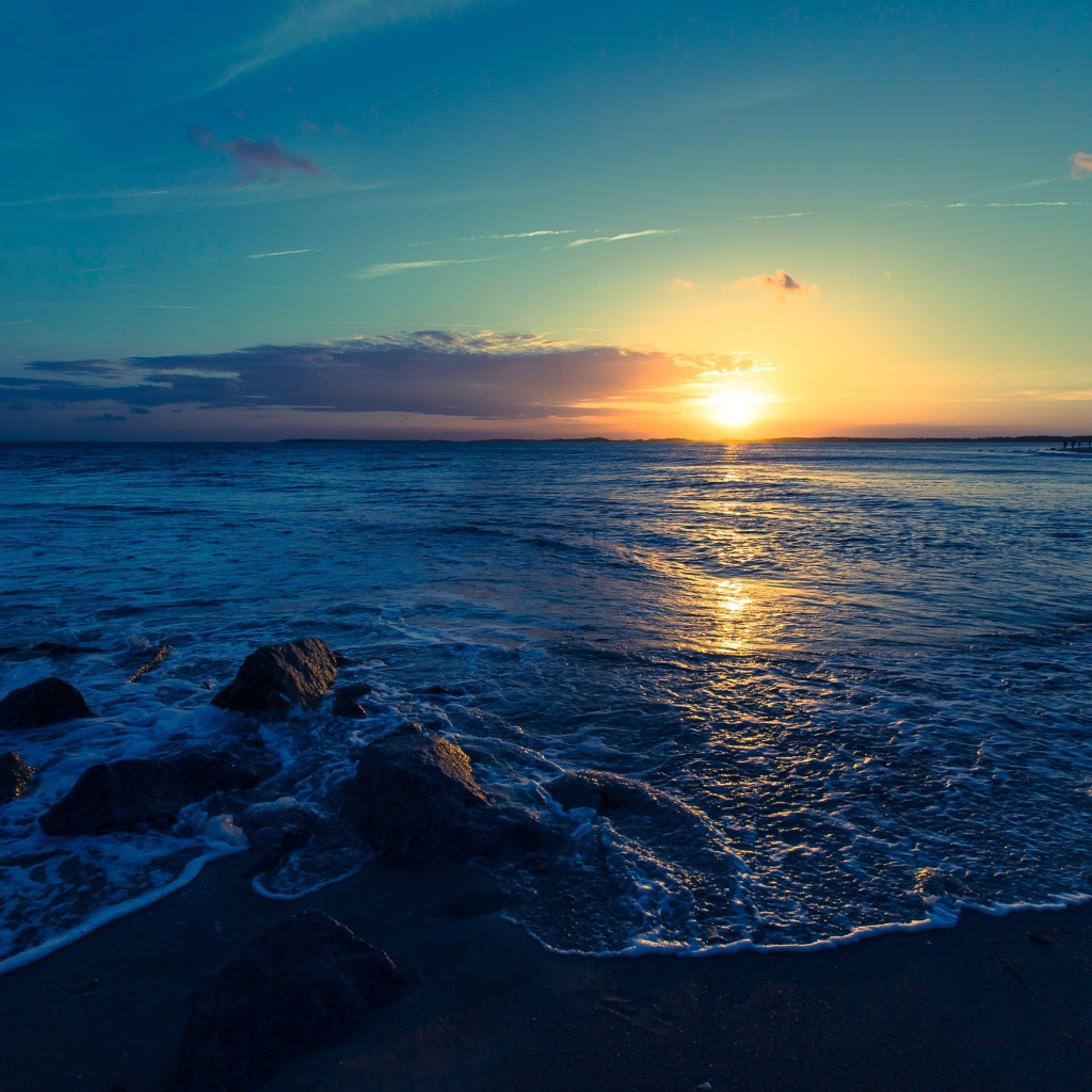 Красивый закат летнего солнца на морском побережье