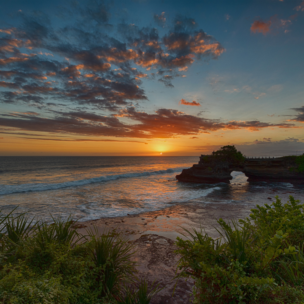 Красивый закат солнца на побережье