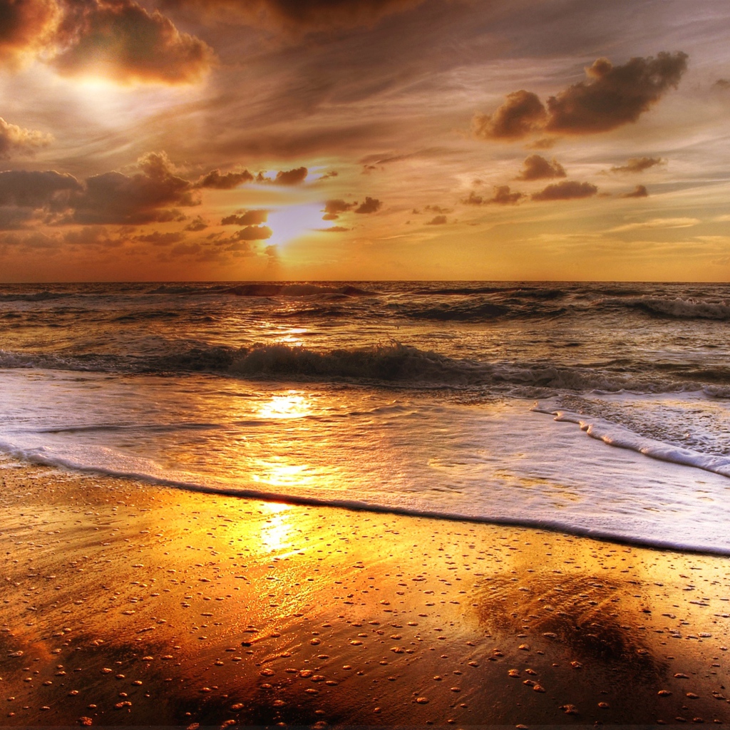 Яркое летнее солнце на закате над морем