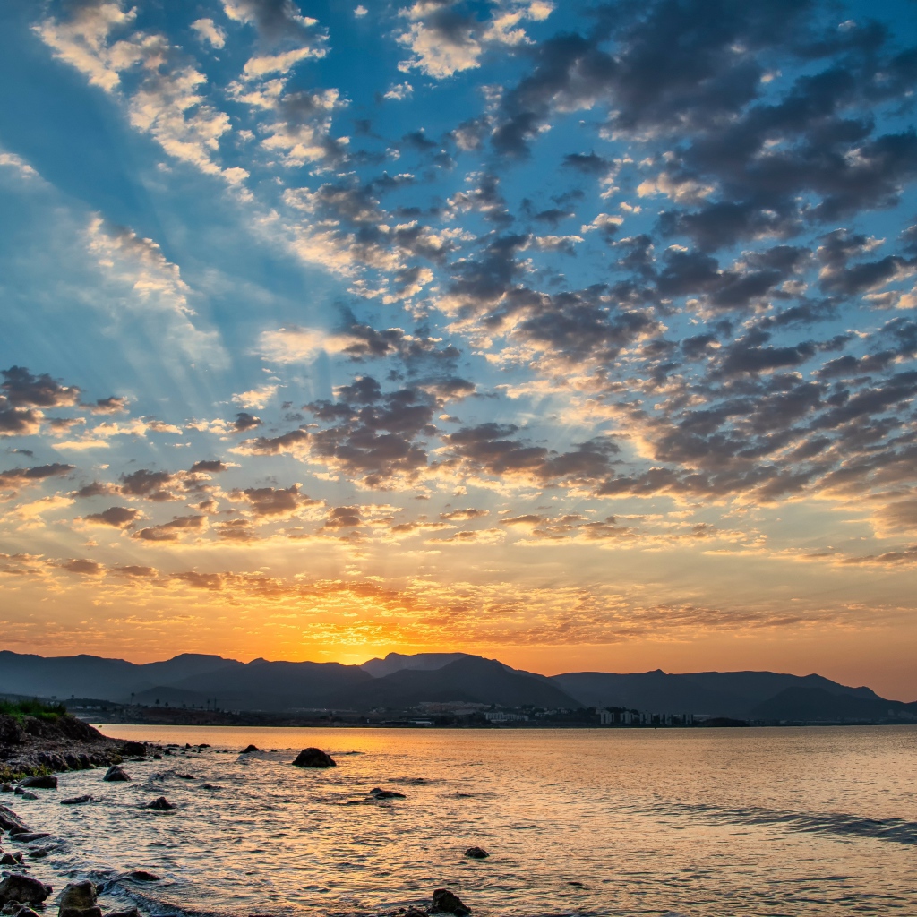 Рассвет солнца за горой у озера 