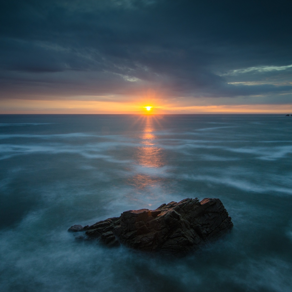 Закат солнца над покрытом льдом озером 