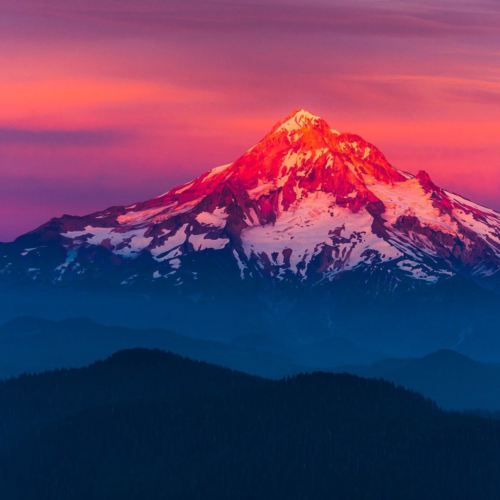 Вулкан Маунт-Худ в лучах солнца, Орегон. США