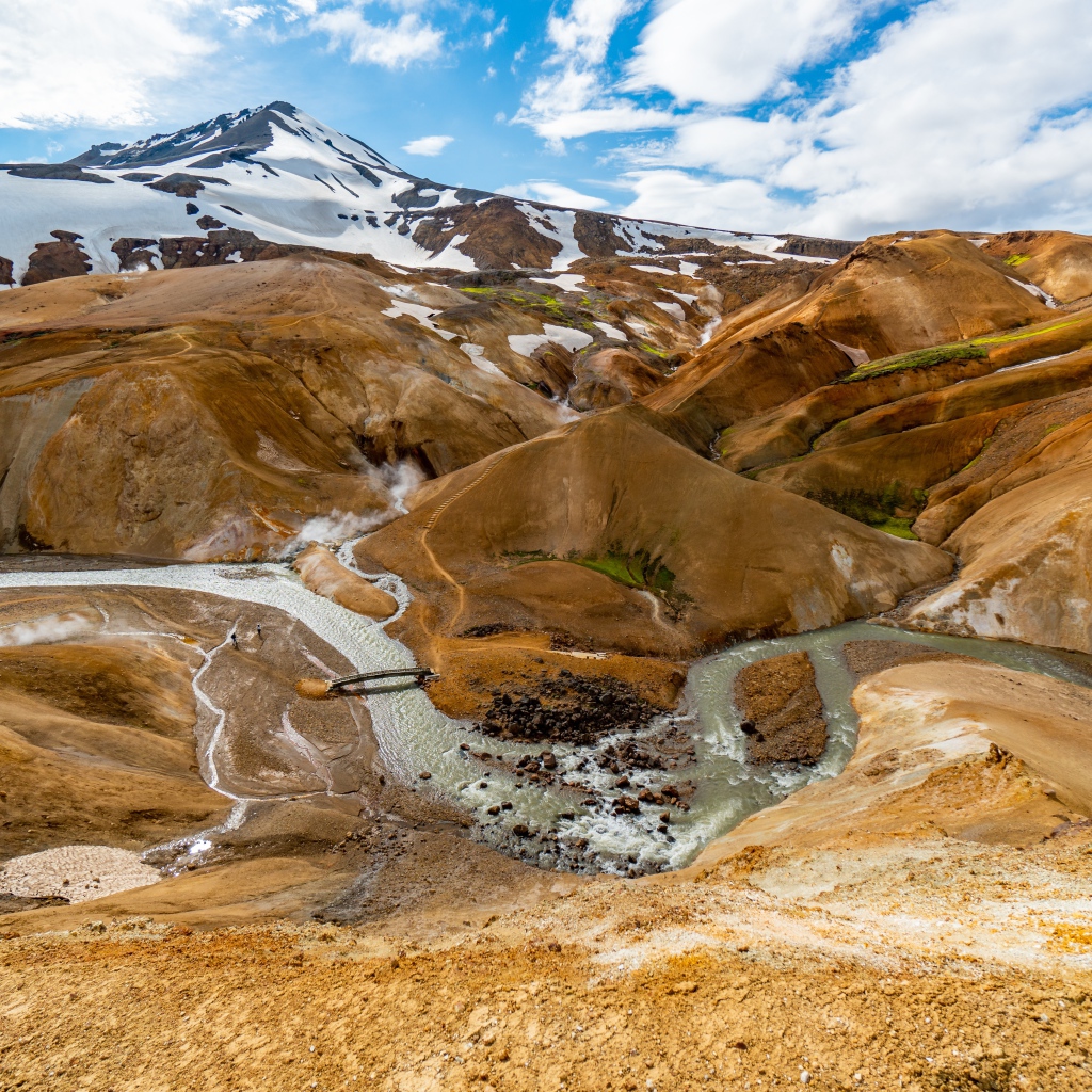 Старый потухший вулкан с рекой