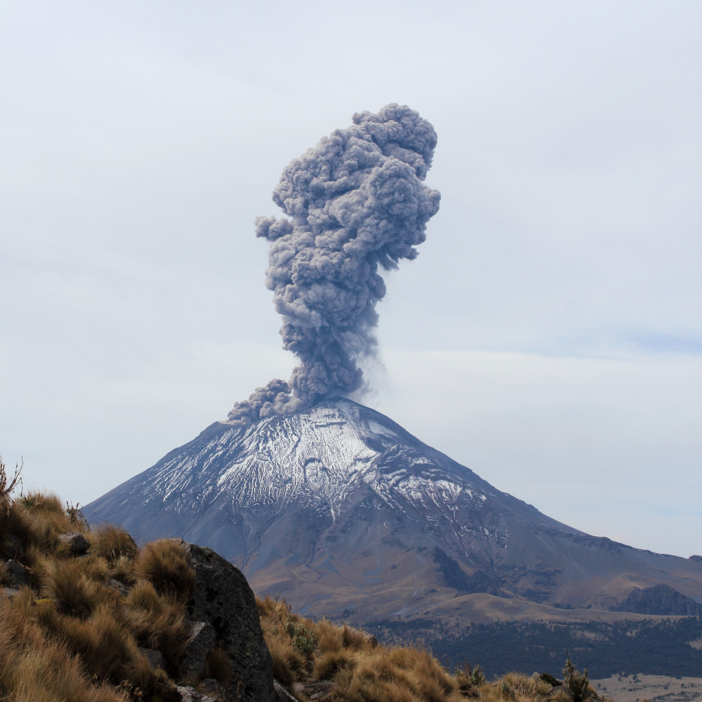Дым над действующим вулканом Попокатепетль, Мексика