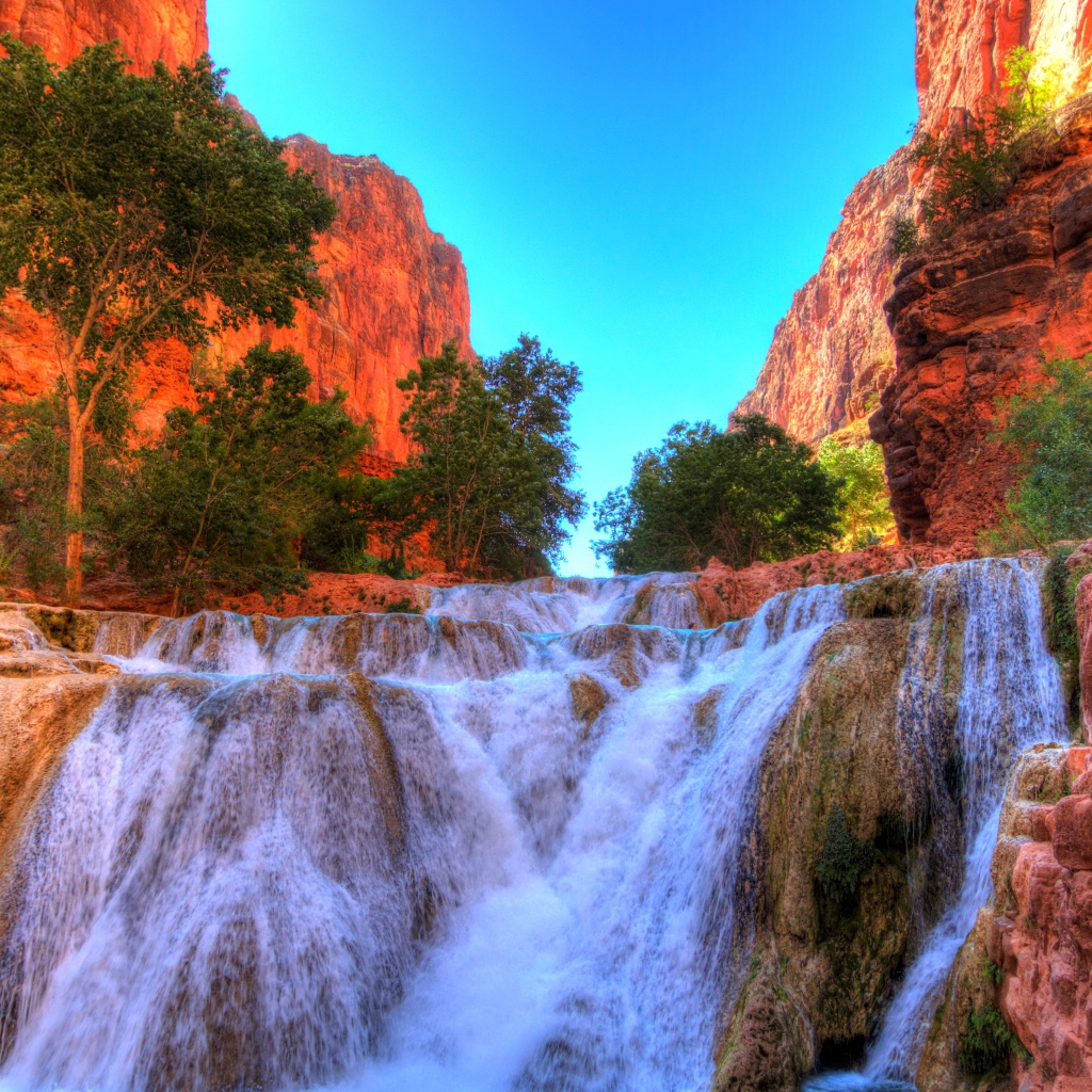 Красивый водопад стекает с гор, Аризона, США