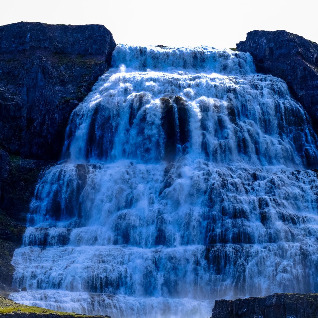 Красивый вид на каскадный водопад