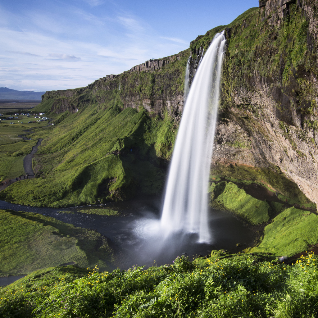 Быстрый водопад Сельяландсфосс стекает со скалы, Исландия