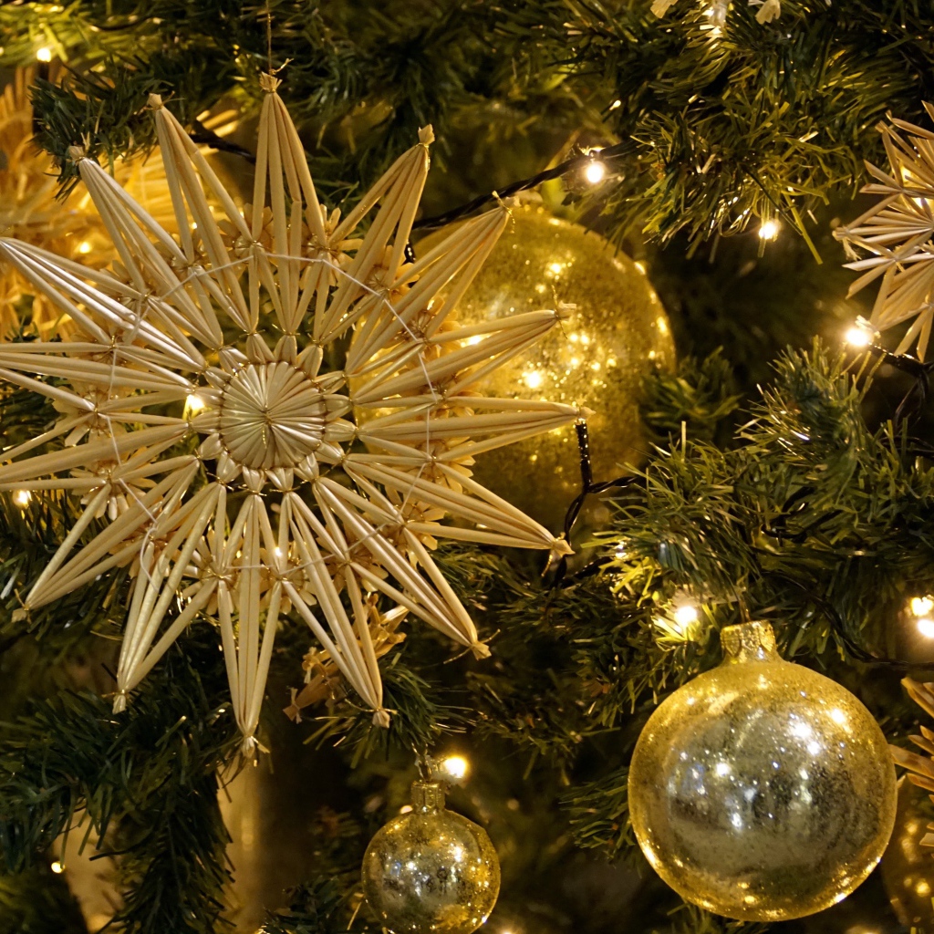 Красивые елочные украшения на ветках 