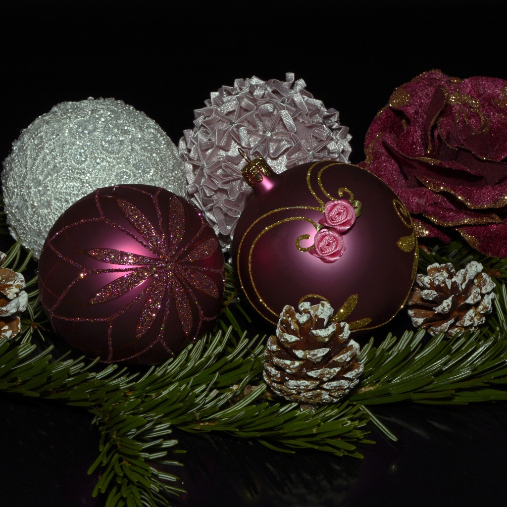 Красивые елочные игрушки с веткой на черном фоне 