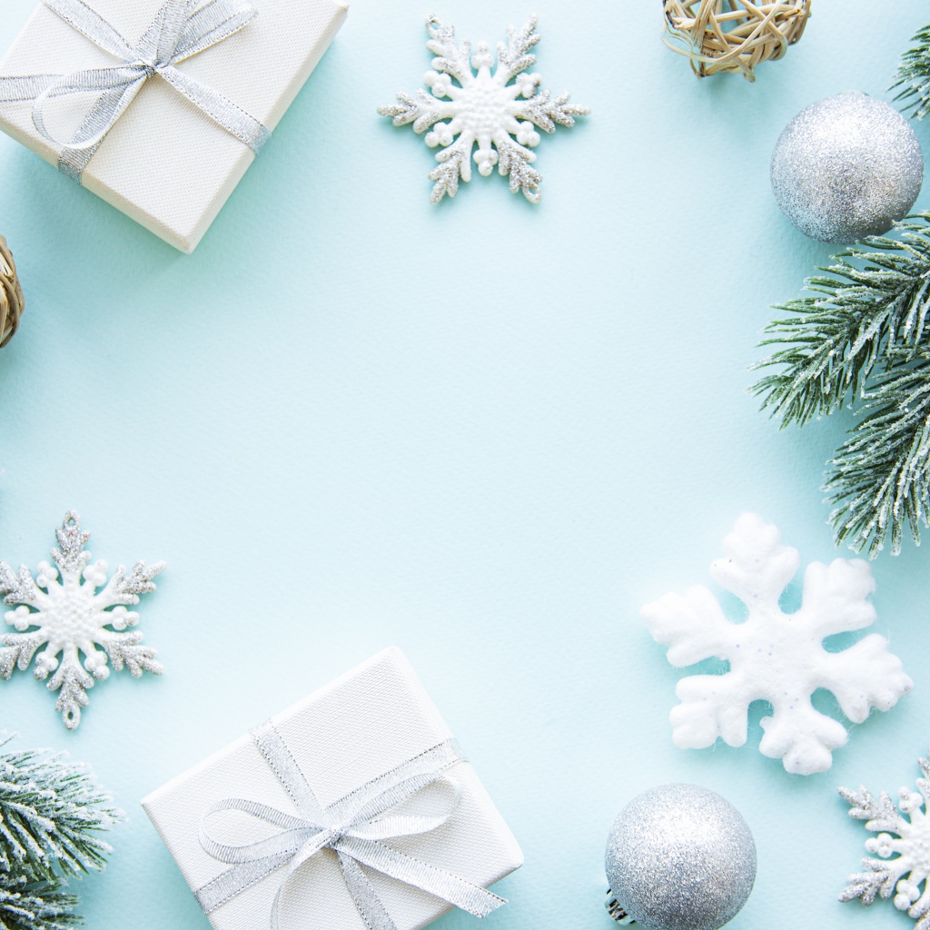 Красивый голубой фон с подарками и снежинками с еловой веткой на Рождество