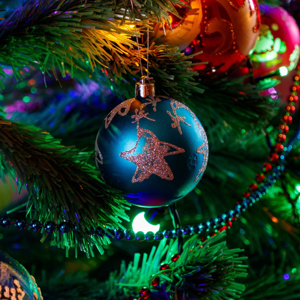 Красивый синий шар на новогодней елке 