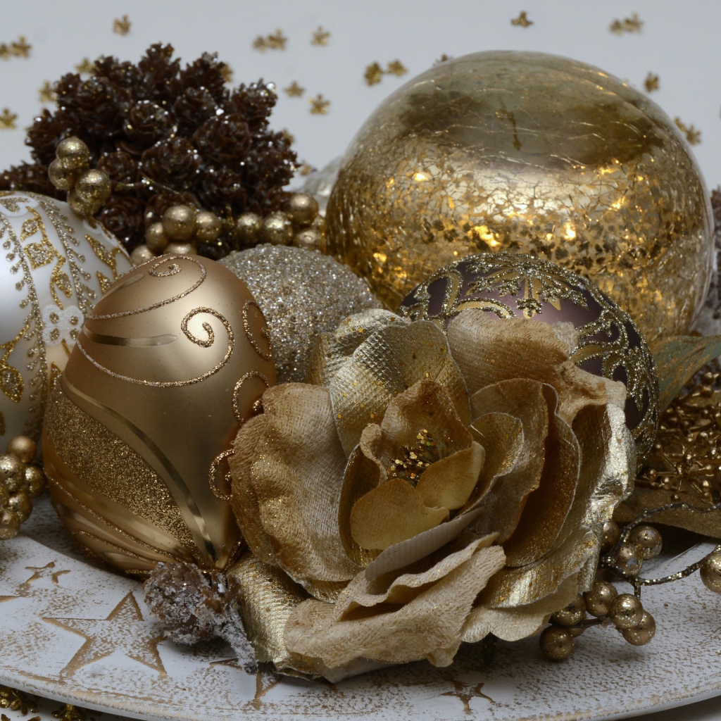 Красивые новогодние игрушки крупным планом