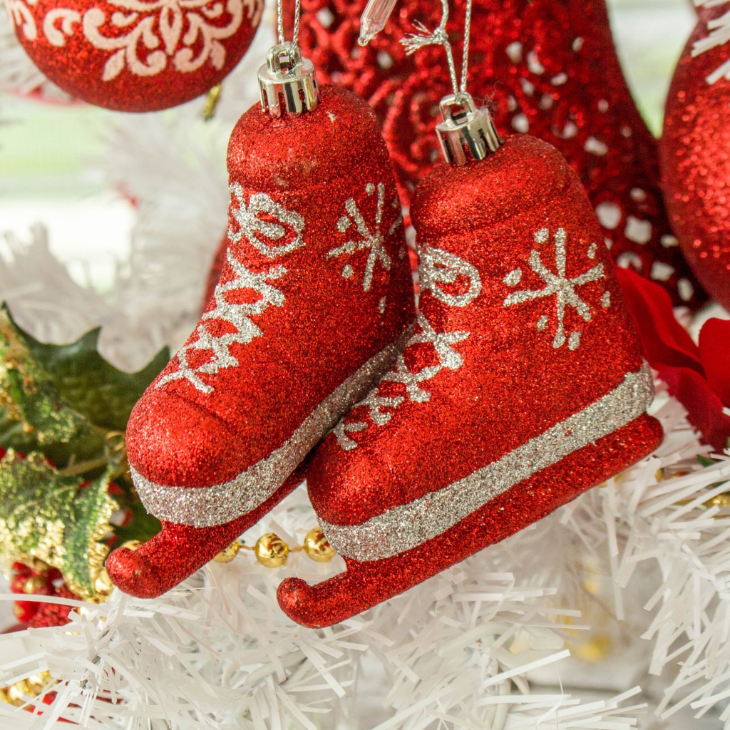 Красивые красные елочные игрушки 