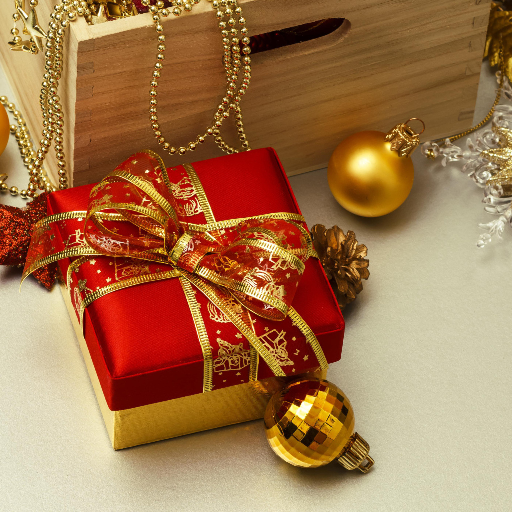 Большой подарок и елочные игрушки на новый год 2022 