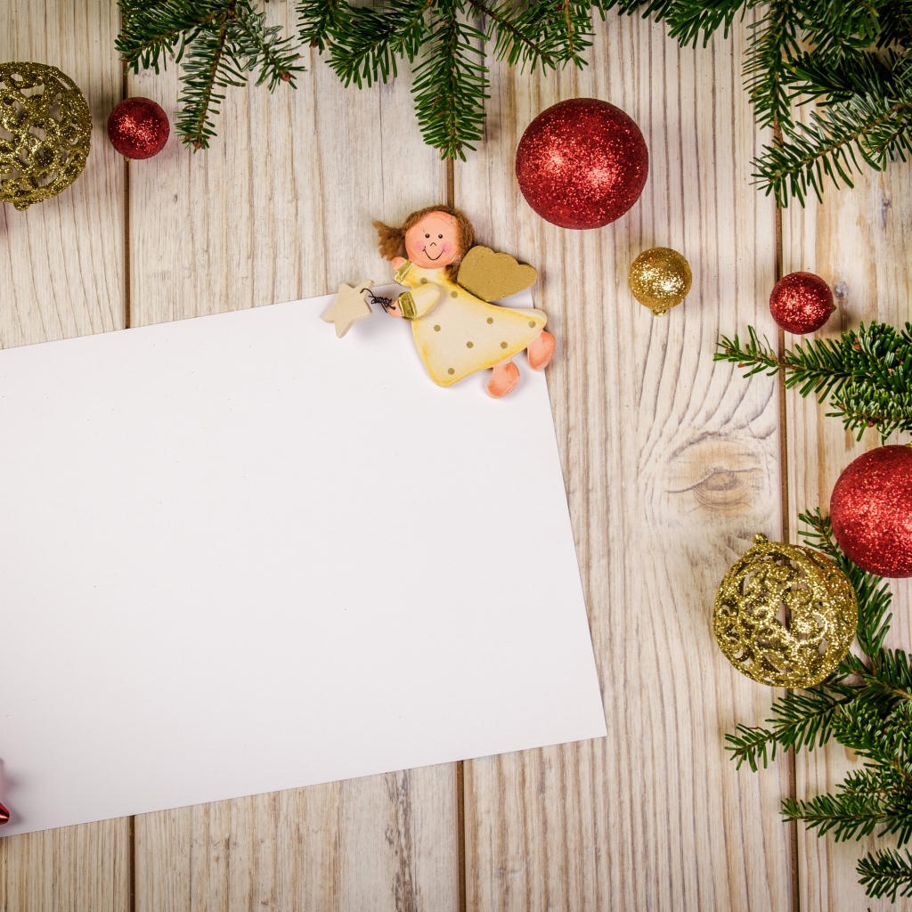 Шаблон новогодней открытки с еловой веткой и игрушками 