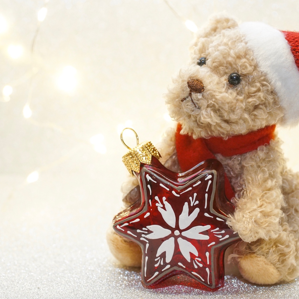 Новогодний медвежонок с елочной игрушкой 