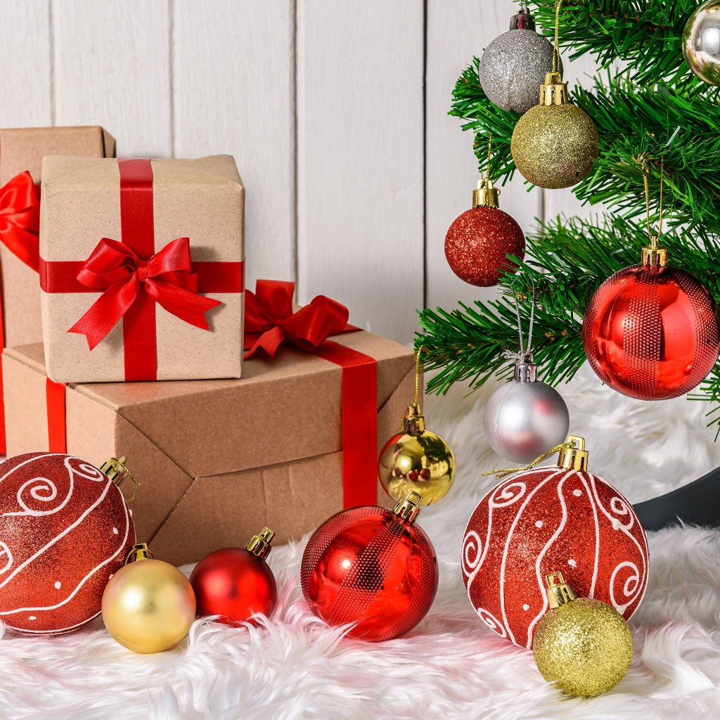 Новогодняя ель с подарками и игрушками 