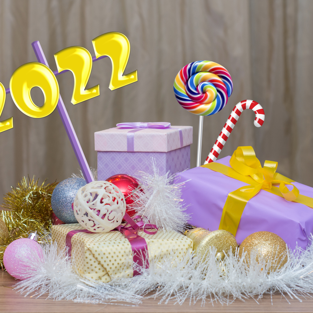 Подарки и елочные украшения на новый год 2022