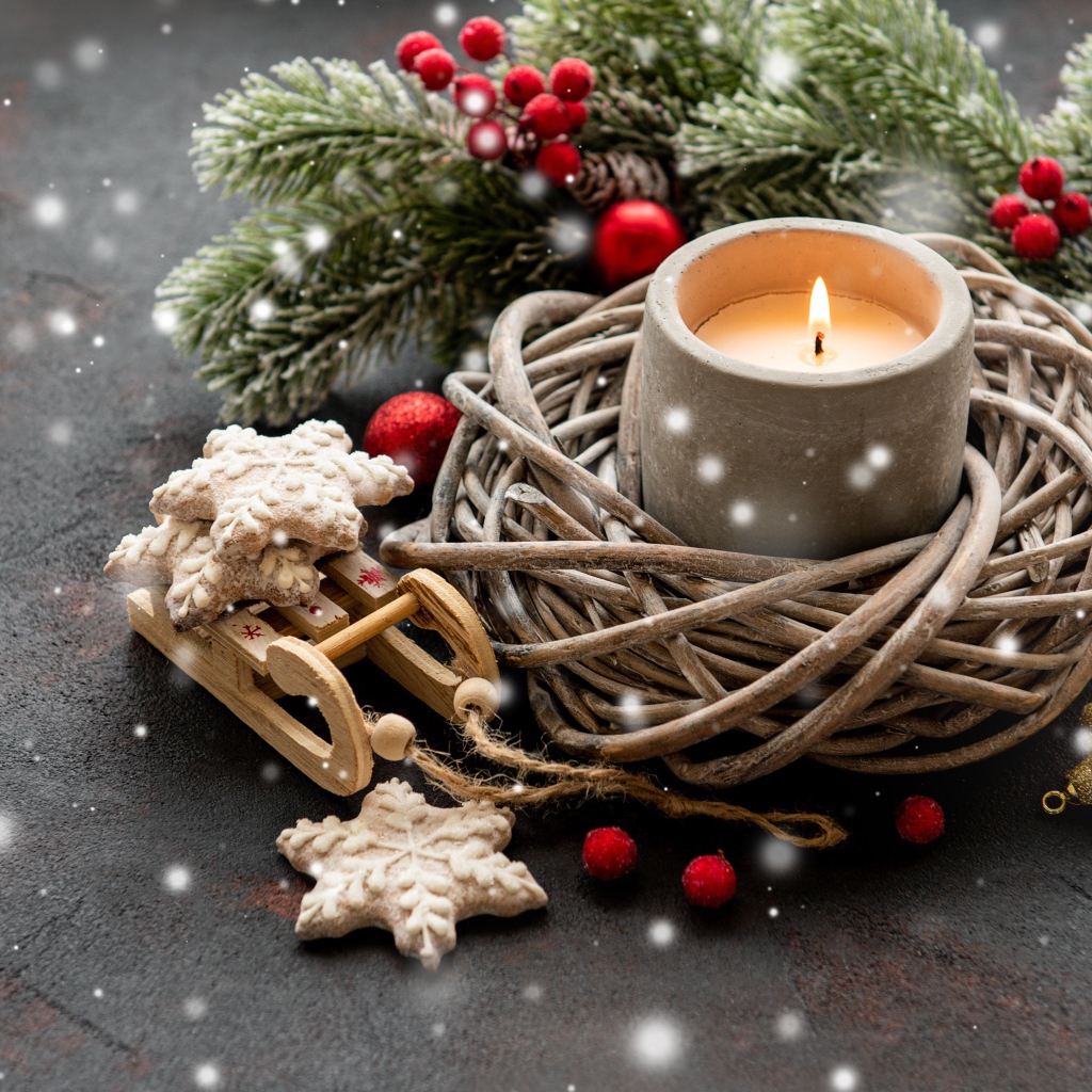 Зажженная свеча с еловой веткой и украшениями
