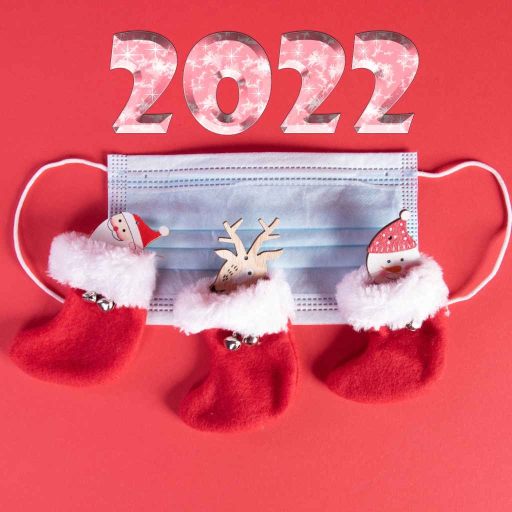Маска и рождественские украшения на новый год 2022 