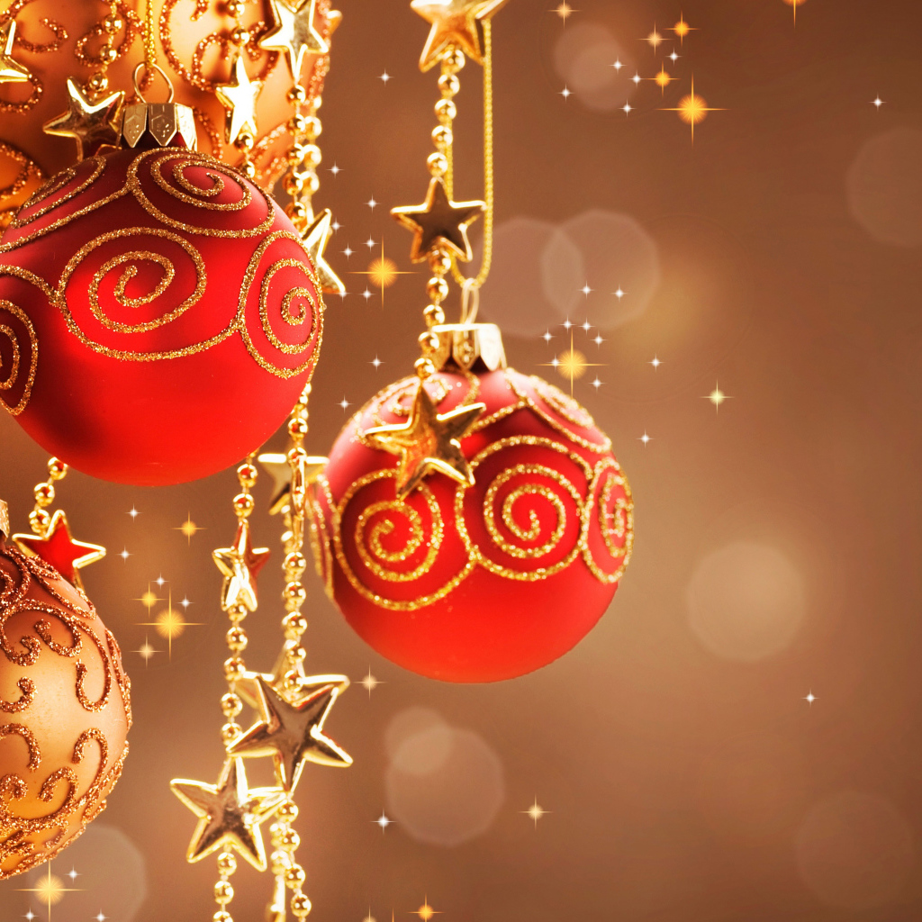 Красные и золотистые елочные шары на коричневом фоне